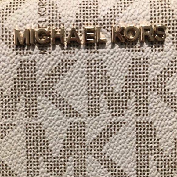 Michael Kors- Jet Set Travel MK Monogram Wallet in Vanilla - PRICE FIRM - Picture 2 of 13